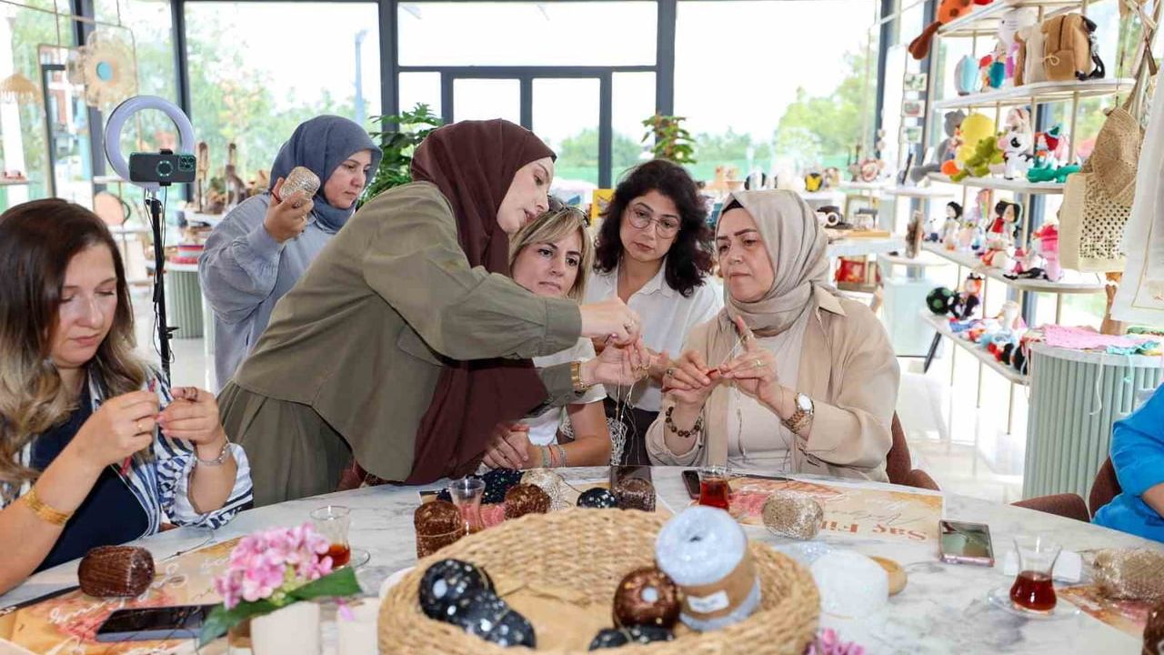 Başiskele'de kadınlar saç filesi atölyeleriyle yeni beceriler kazanıyor