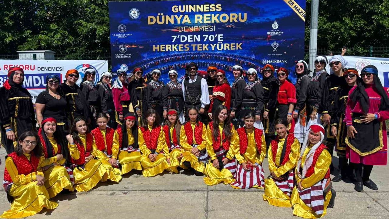 Başiskele halk oyunları ekibi 7 bin 774 kişilik horon rekoruna ortak oldu