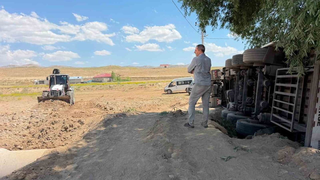 Başkale'de saman yüklü tır devrildi