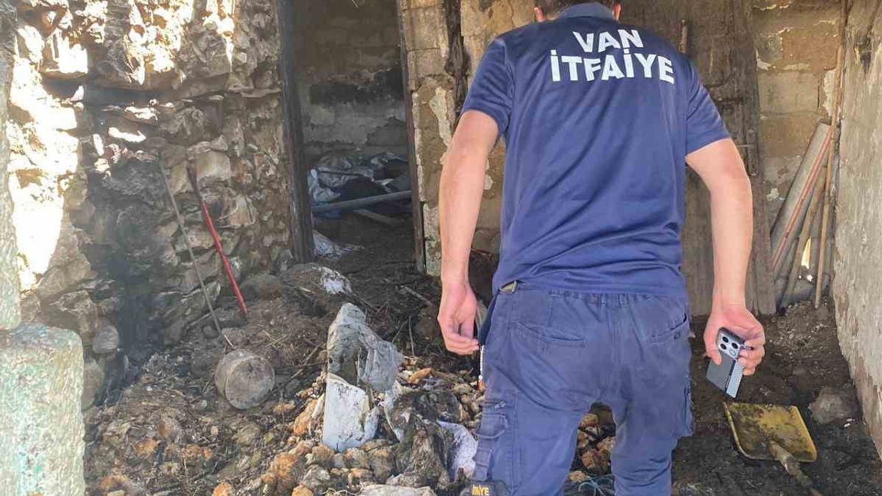 Başkale'de tandır evi yangını, itfaiyenin müdahalesiyle söndürüldü