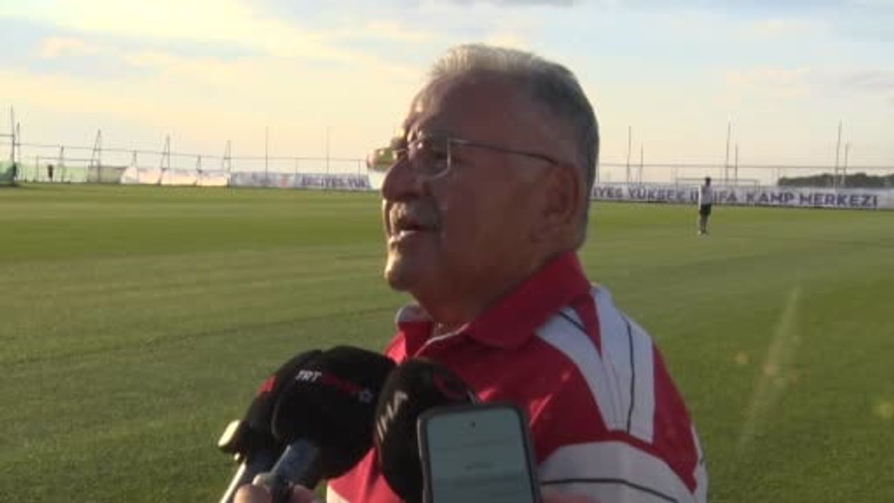 Başkan Büyükkılıç, Kayserispor-Kasımpaşa maçını saha kenarından izledi