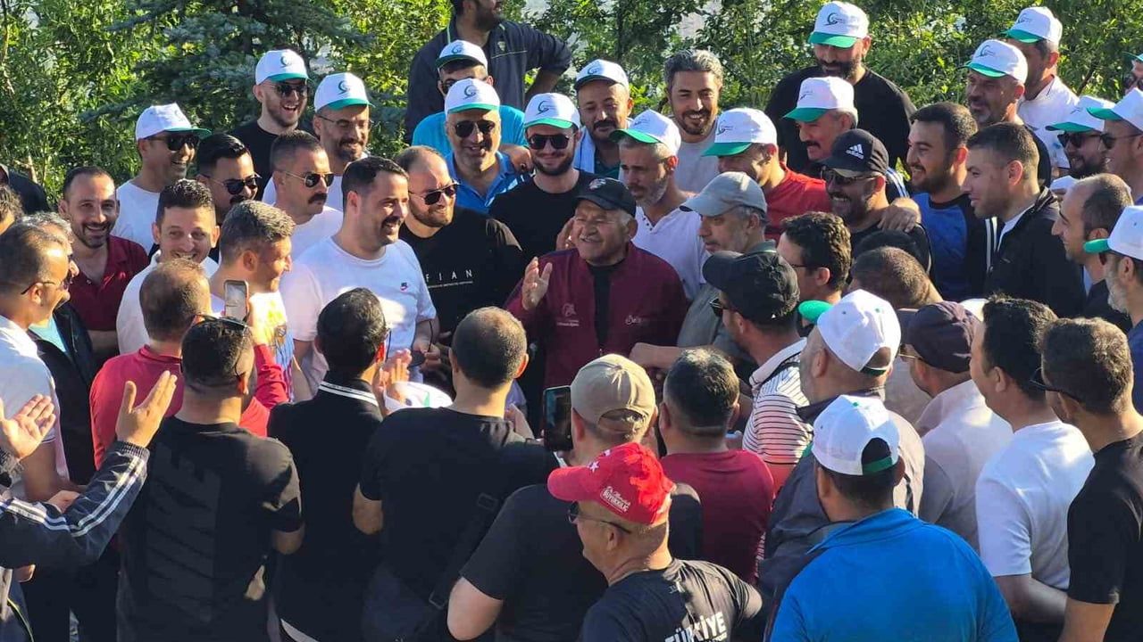 Başkan Büyükkılıç, otobüs işletme müdürlüğü personeliyle yürüyüş yaptı