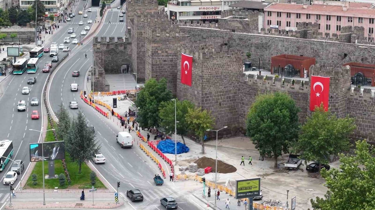Başkan Büyükkılıç’tan Cumhuriyet Meydanı’ndaki büyük dönüşüme yakın takip