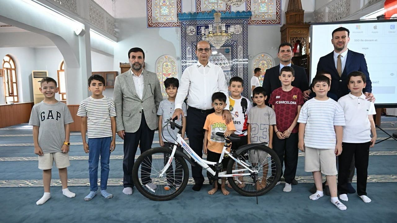 Başkan Geçit Ahmediye Camii'nde çocuklarla oyun ve sohbetle yaz kursu coşkusunu paylaştı