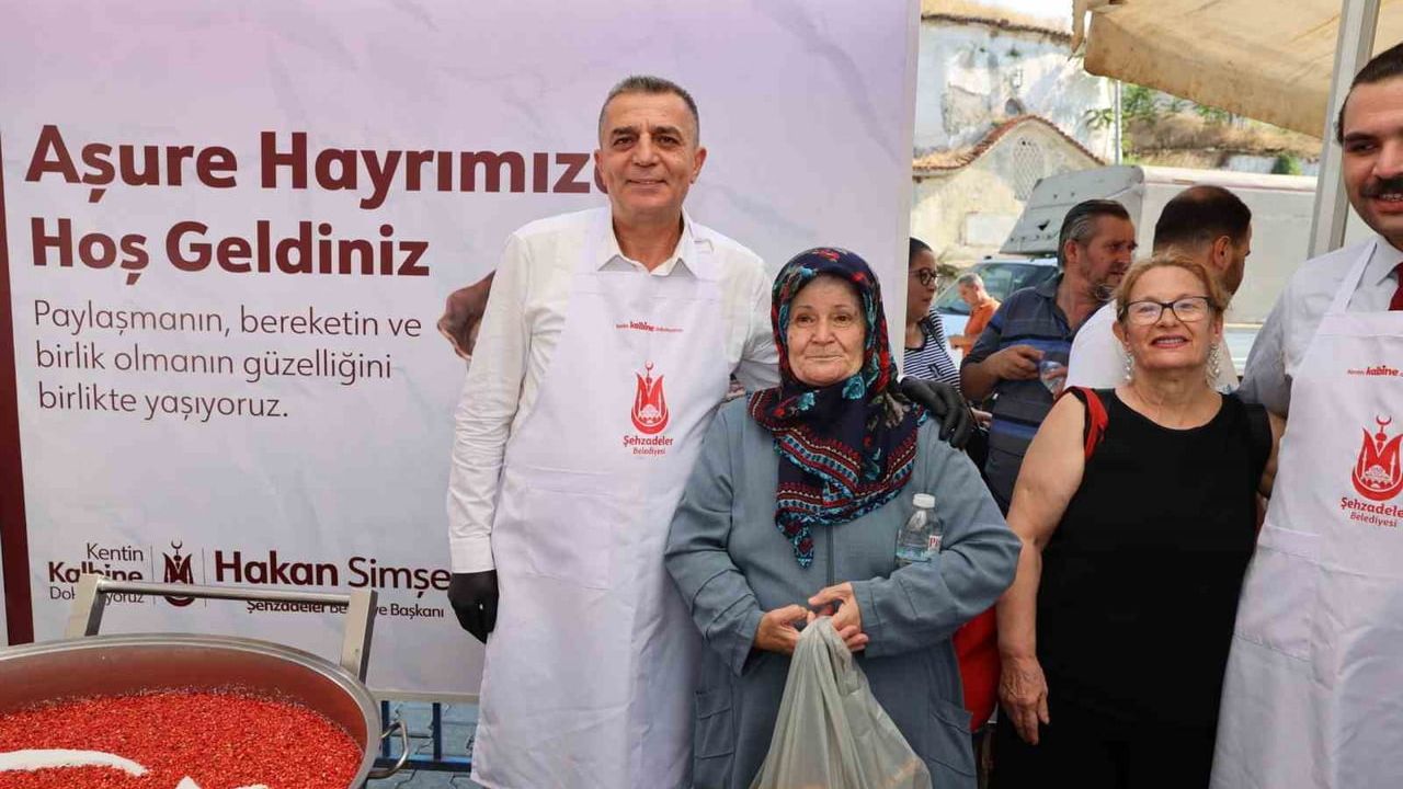 Başkan Hakan Şimşek hemşerileriyle aşure bereketini paylaştı