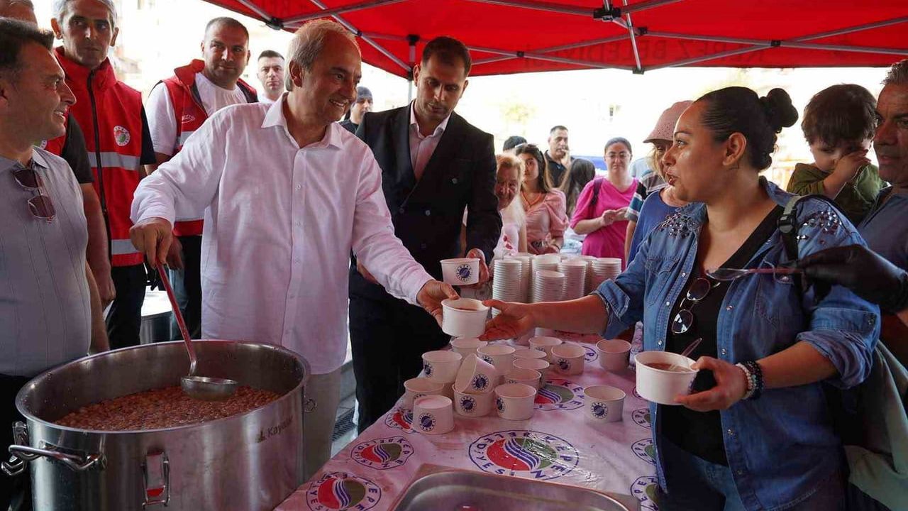 Başkan Kocagöz aşure bereketini vatandaşlarla paylaştı