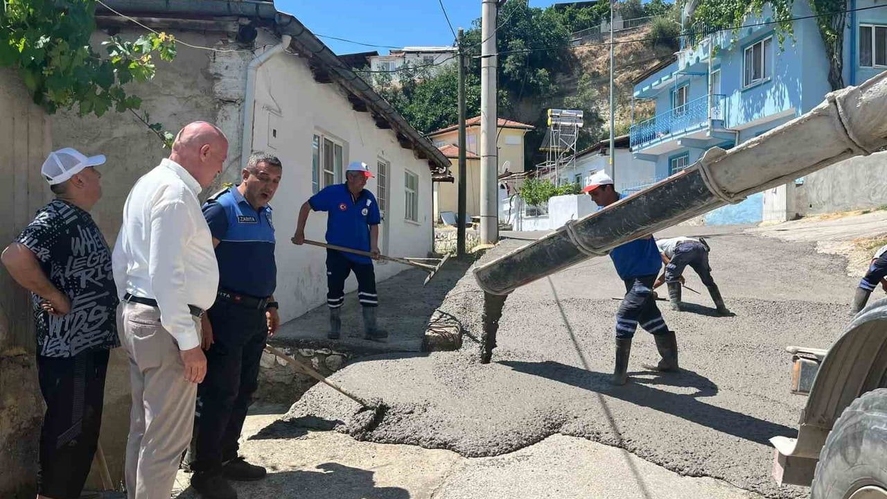 Başkan Kumral mahallelerde yürütülen beton yol çalışmalarını inceledi