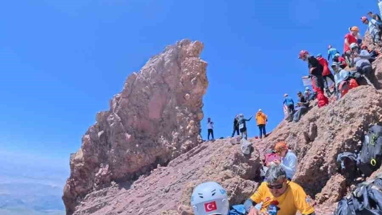 Başkan Özdoğan, Erciyes’te dağcılarla zirve heyecanını paylaştı