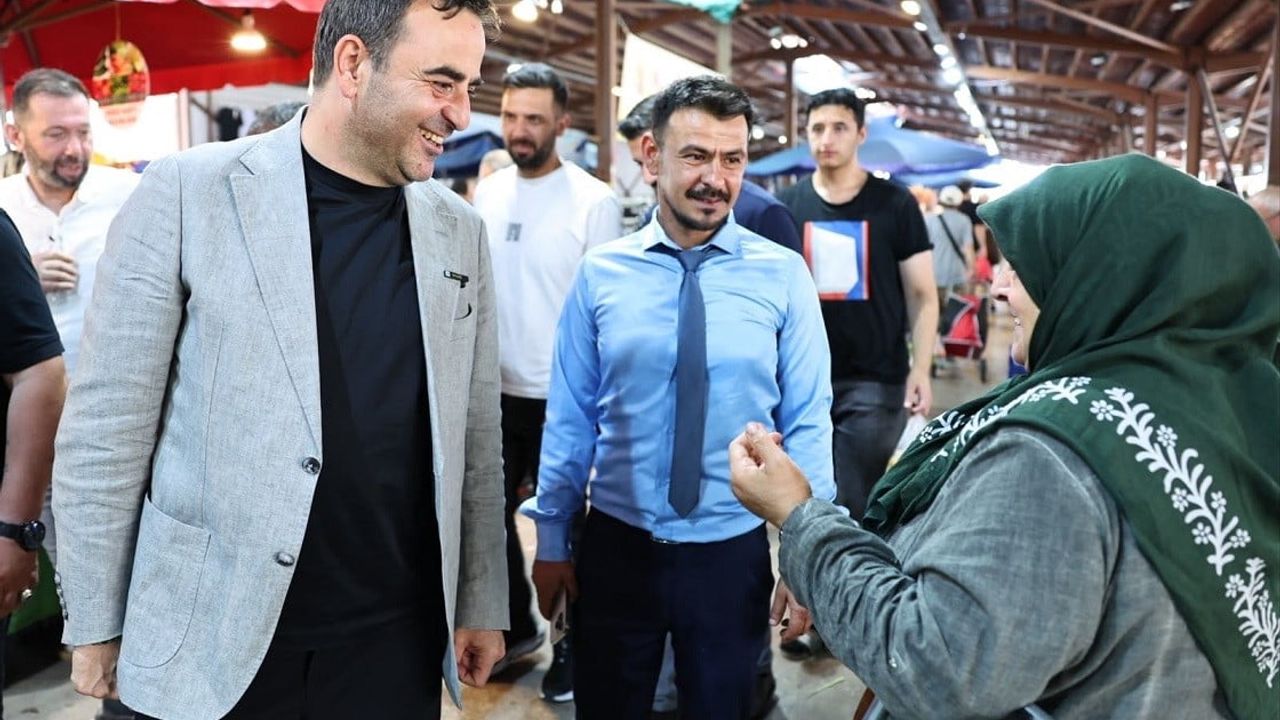 Başkan Özlü’den pazar esnafına aşure ikramı