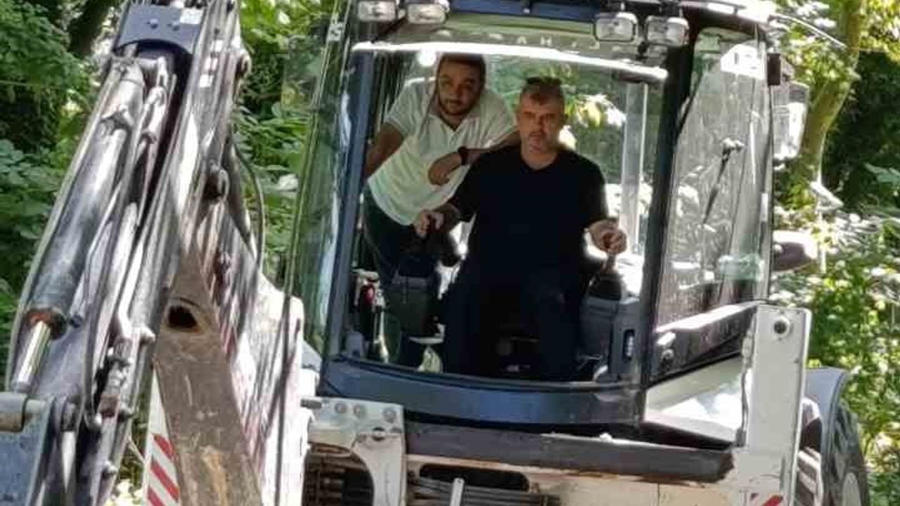 Başkan sahaya inip kepçe koltuğuna geçti