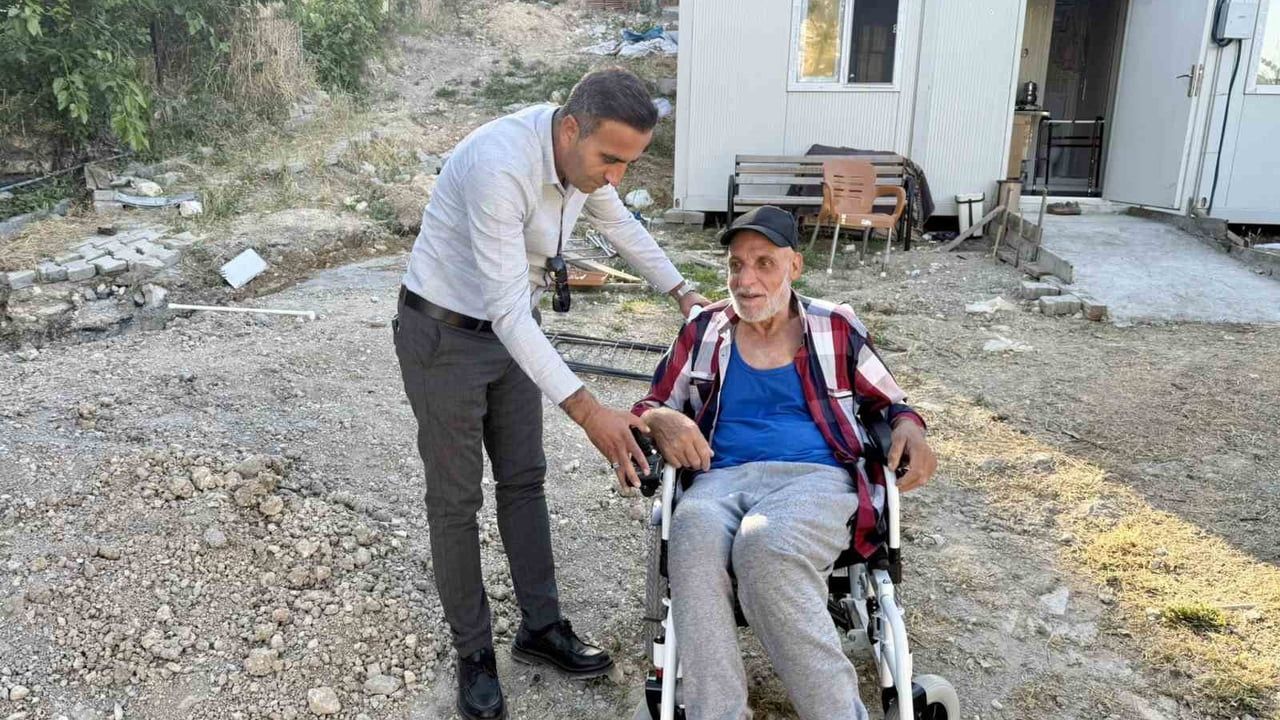 Başkan Ulutaş’tan engelli vatandaşa akülü araç desteği, çocuklara ziyaret