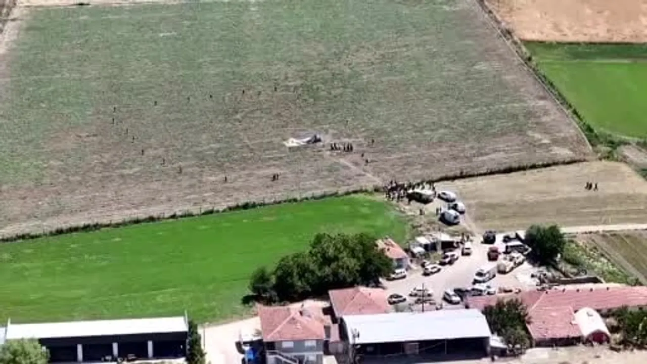 Başkentte R44 eğitim helikopteri tarlaya düştü: 2 yaralı