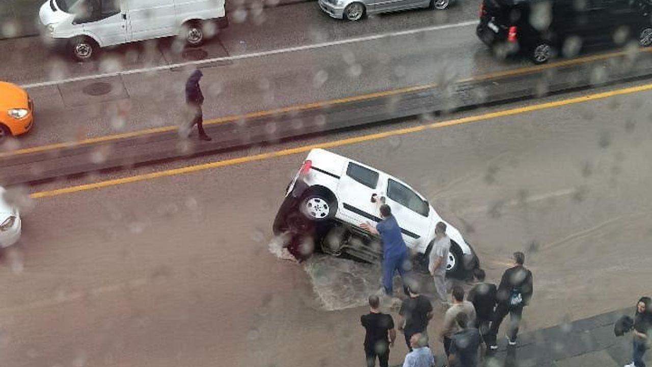 Başkentte sağanak Mamak'ı vurdu, yollar çöküp iş yerleri sular altında kaldı