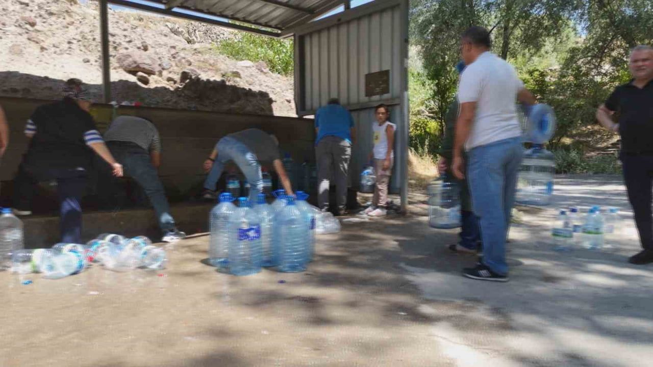 Başkentte üç günlük su kesintisinin izleri çeşme kuyruklarında görüldü