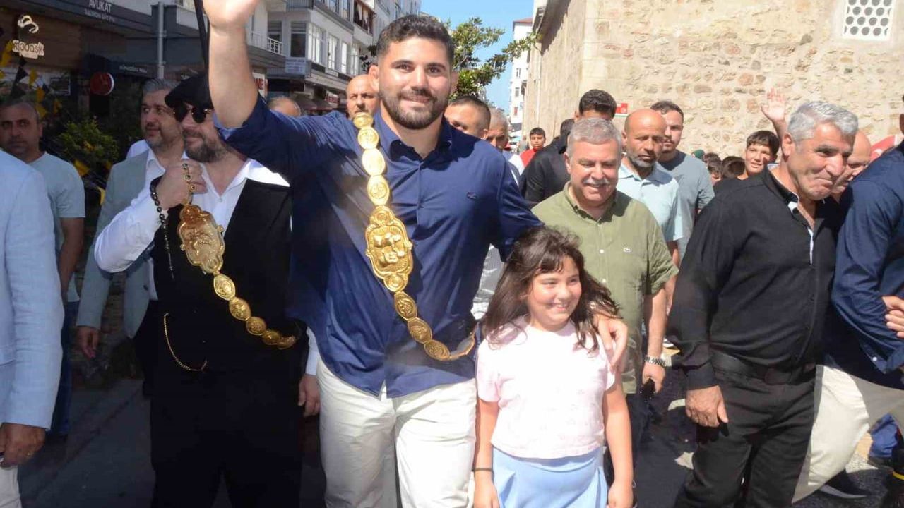 Başpehlivan Erkan Taş'a memleketi Sinop'ta görkemli karşılama