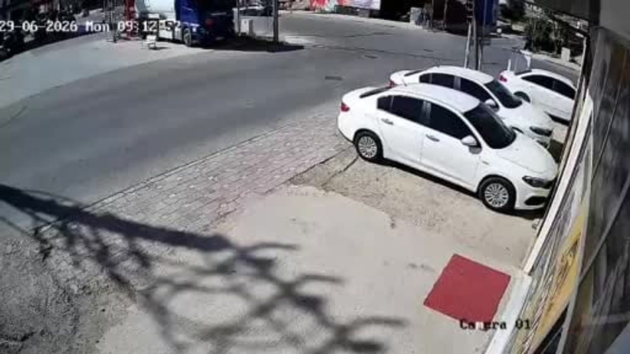 Başsavcı Emrullah Akbulut yolda kalan araca yardımcı oldu