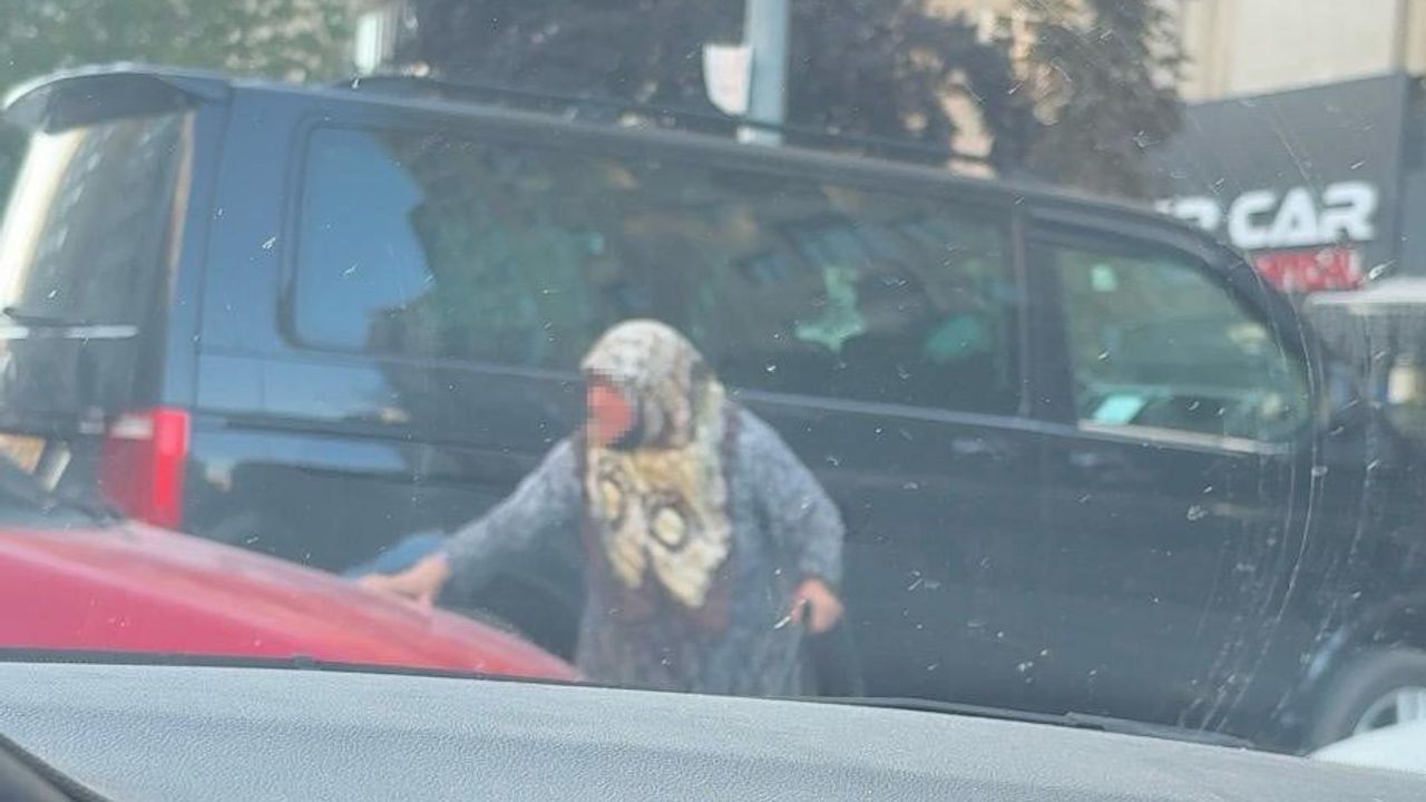 bastonlu kadının park direnişi sürücüyü uzaklaştırdı