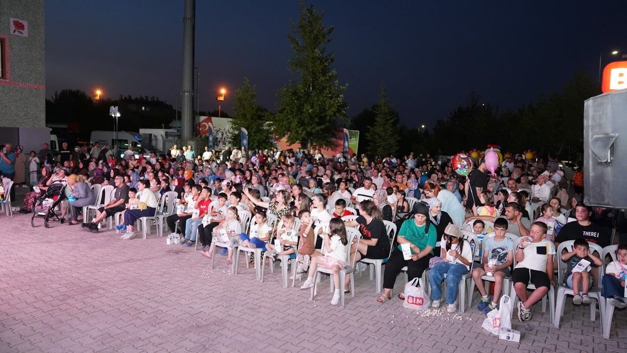 Batıkent'te yaz akşamları sinema ve oyunla canlandı