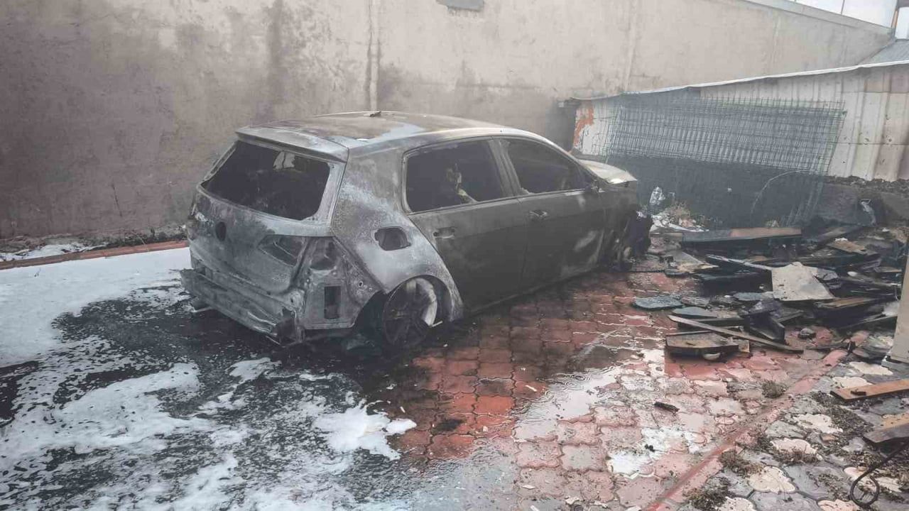 Batman'da Cudi Mahallesi'nde otoparkta üç araç kullanılamaz hale geldi