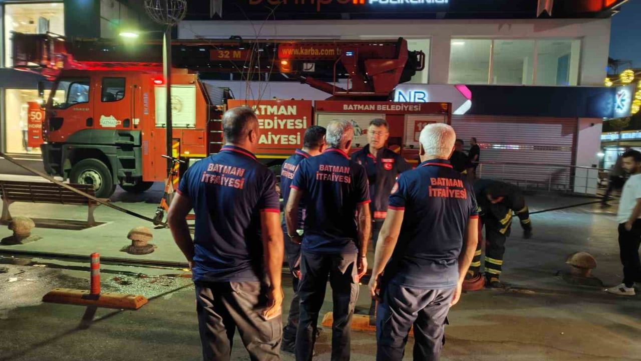 Batman'da dumanlar fark edildi: plaza koridorundaki yangın kontrol altına alındı