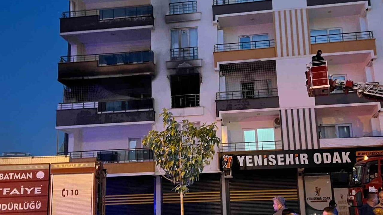 Batman'da emekli TOKİ mevkisinde apartman dairesinde yangın
