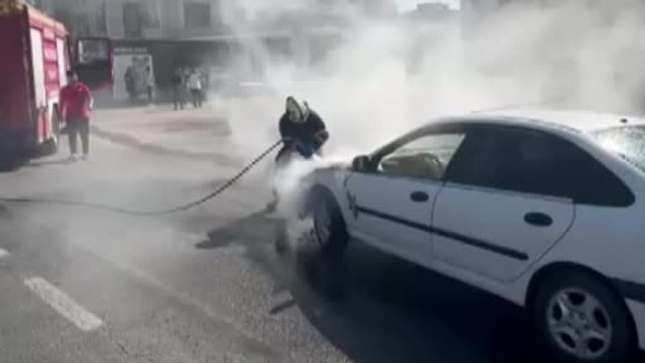 Batman'da park halindeki otomobilde yangın söndürüldü