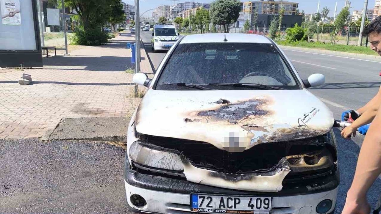 Batman'da yanan otomobil itfaiye ekiplerince söndürüldü