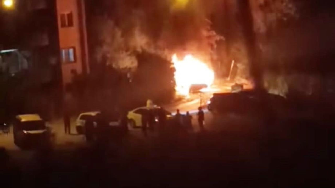 Batman Kuyubaşı'nda park halindeki otomobil yanarak kullanılamaz hale geldi