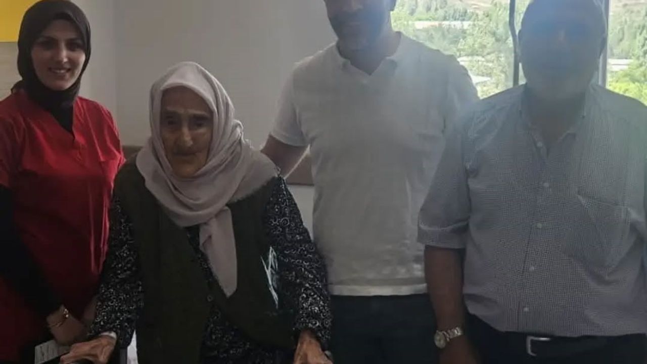 Bayburt Devlet Hastanesi'nde 100 yaşındaki hasta ameliyat sonrası yürüdü