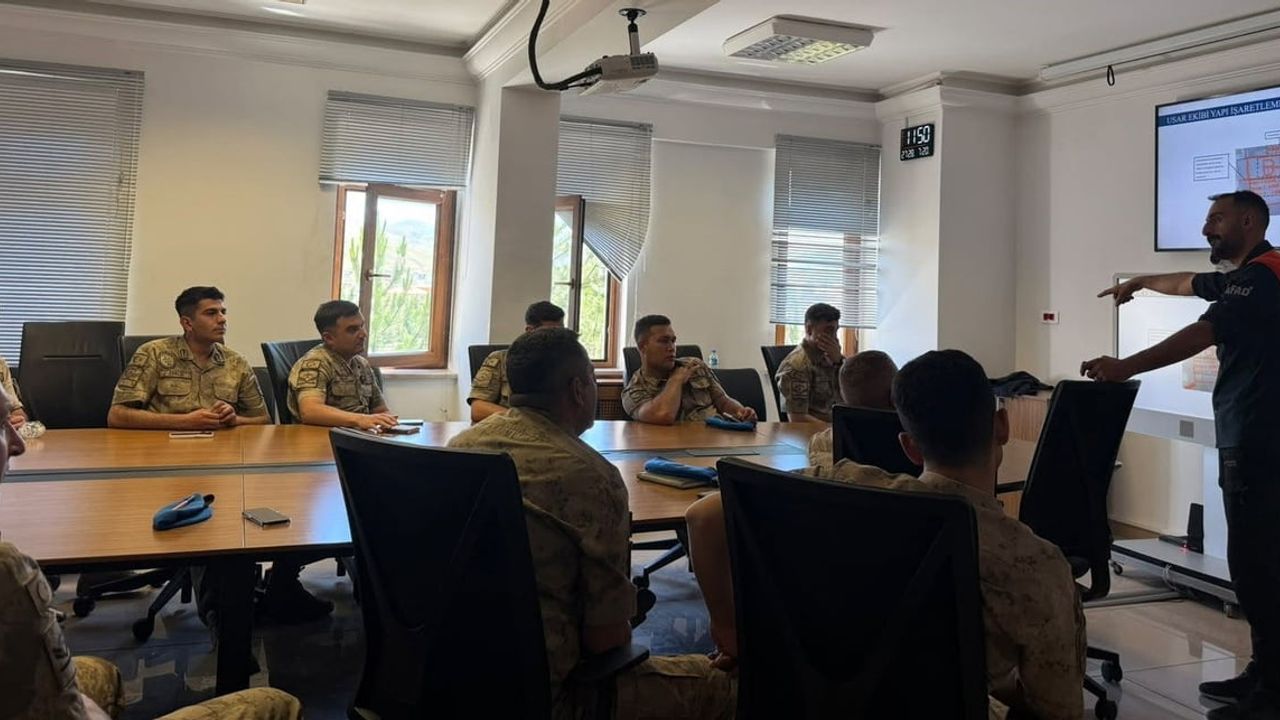 Bayburt jandarması teoriden uygulamaya enkaz kurtarma becerisi geliştirdi