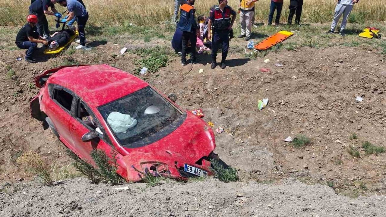 Bayburt’ta Arpalı-Aydıntepe yolunda takla atan otomobilde 8 kişi yaralandı