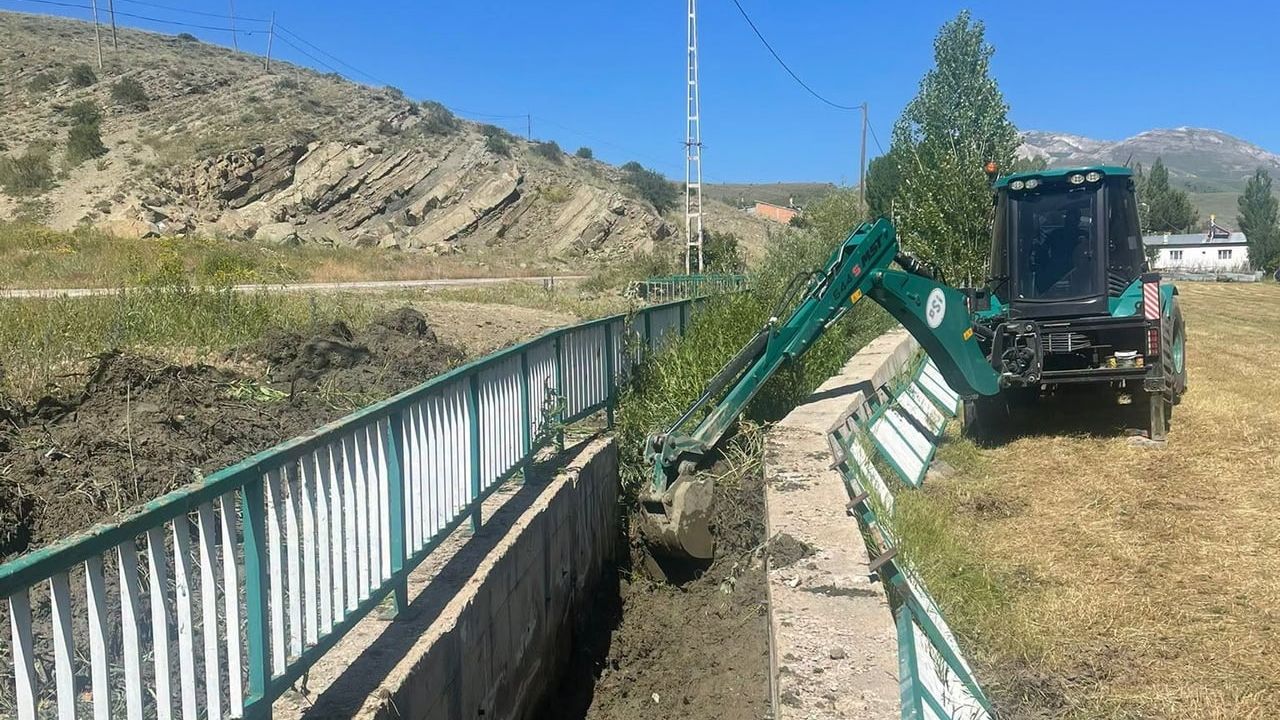 Bayburt’ta dere ve sulama kanallarında temizlik çalışmaları sürüyor