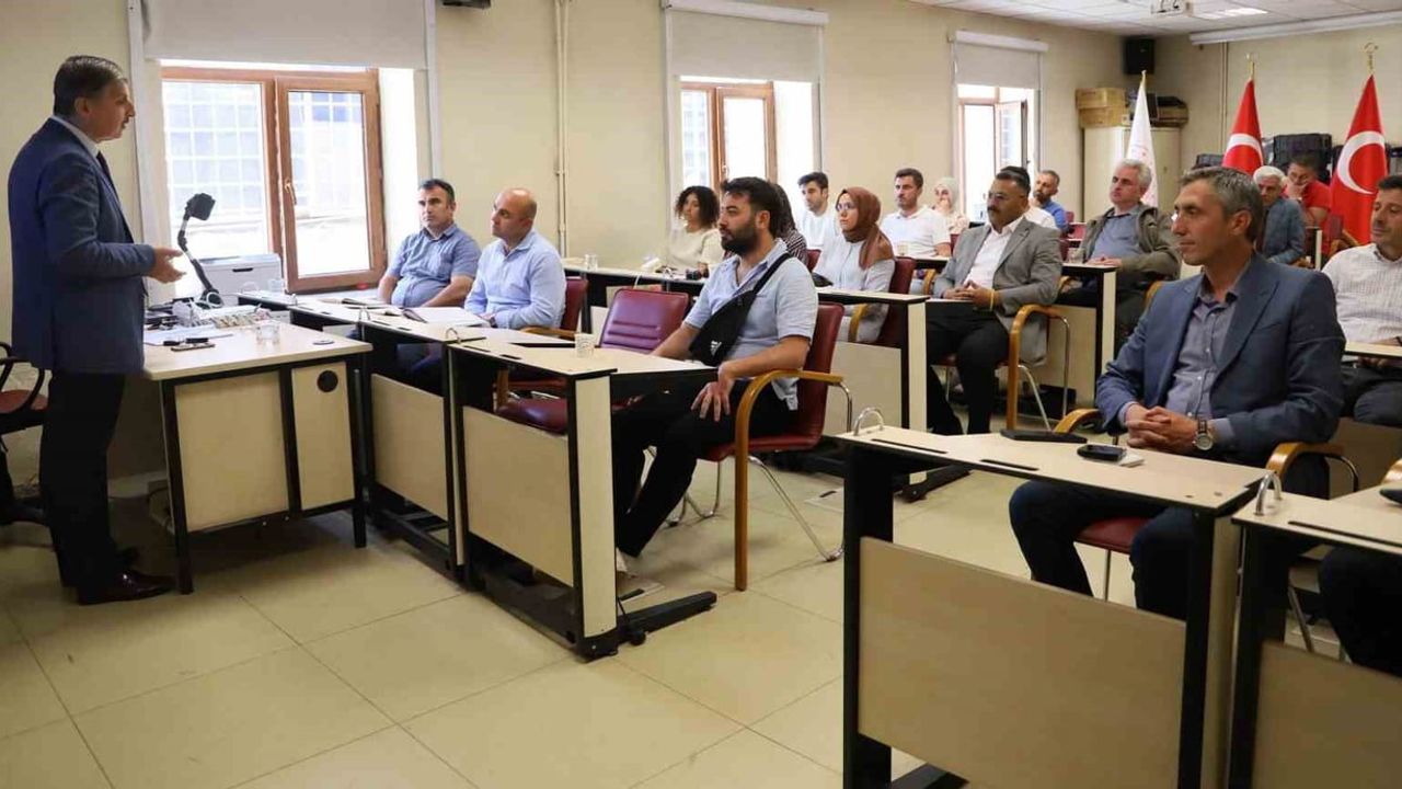 Bayburt’ta eğitim kurumları yönetici yetiştirme sertifika programı başladı