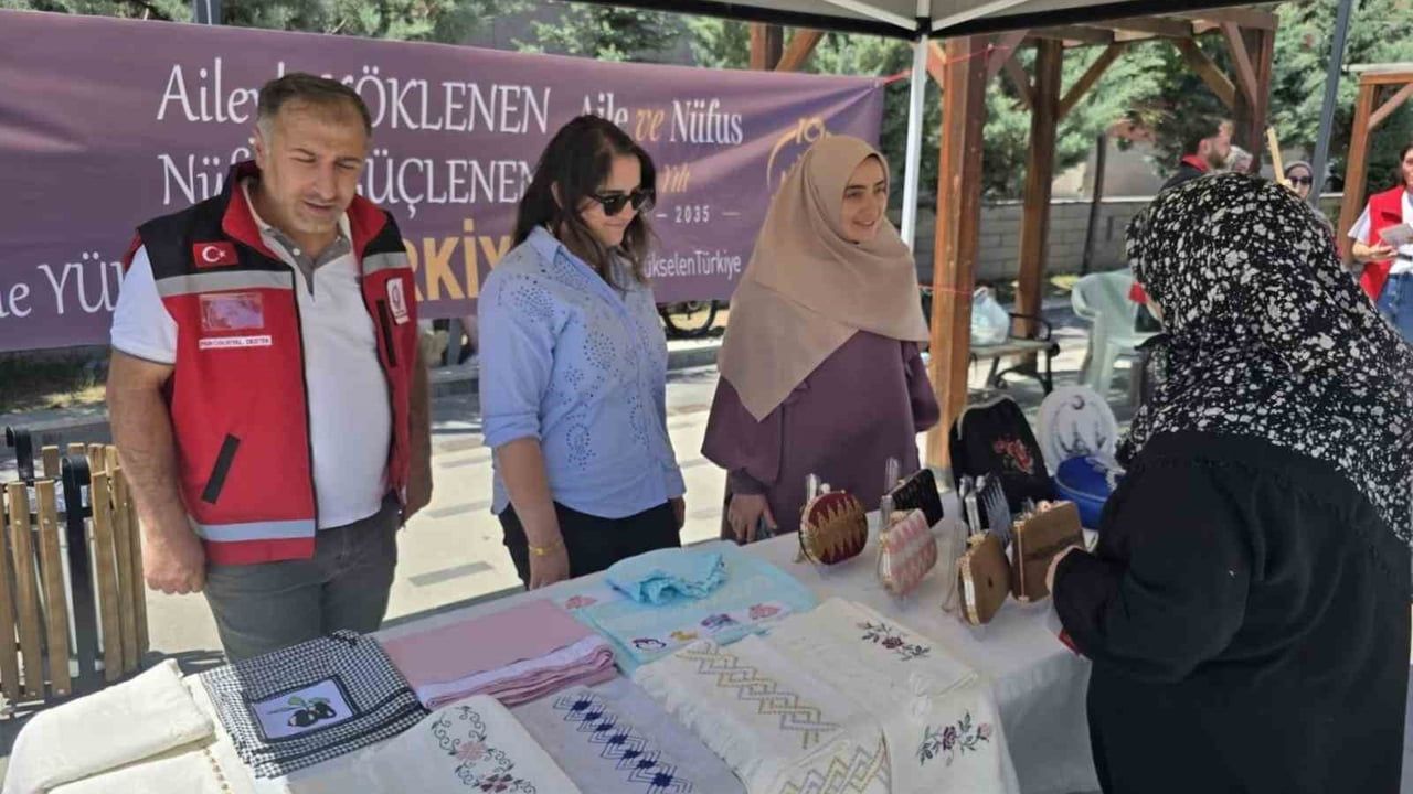 Bayburt'ta şehit ve gazi ailelerinin el emeği sergisi açıldı