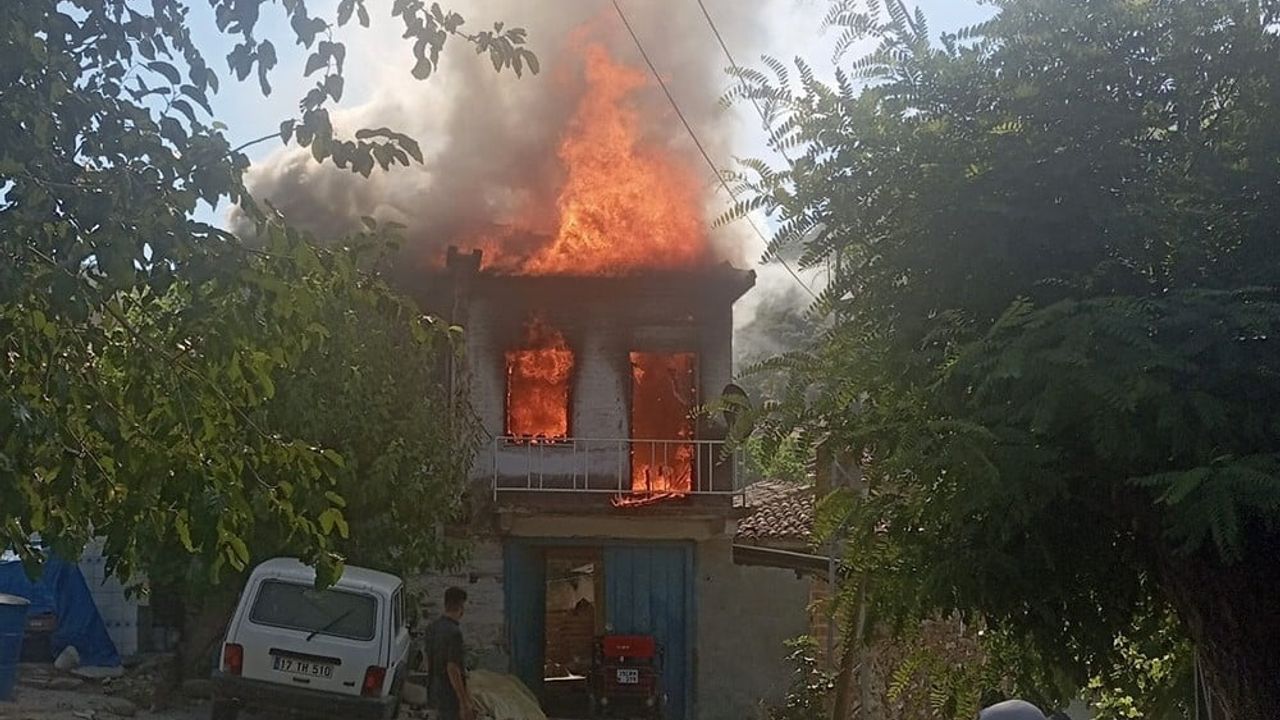 Bayındır’da iki katlı ev yangında kullanılamaz hale geldi