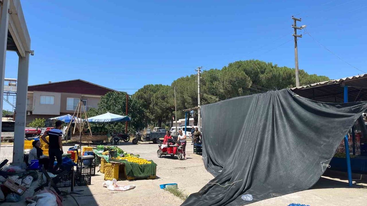 Bayındır'da pazar yerinde fırtına nedeniyle tezgahlar devrildi