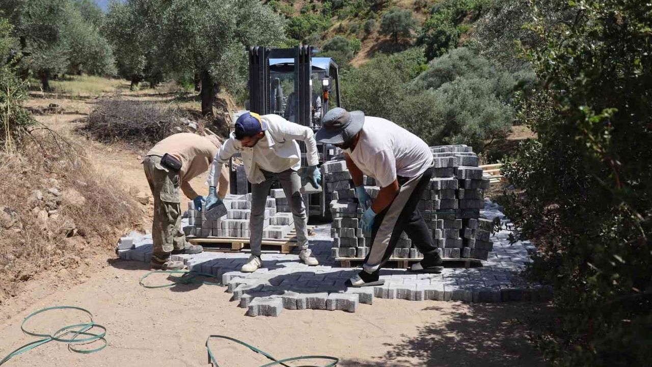 Bayındır’da toprak yollar parke taşına kavuştu