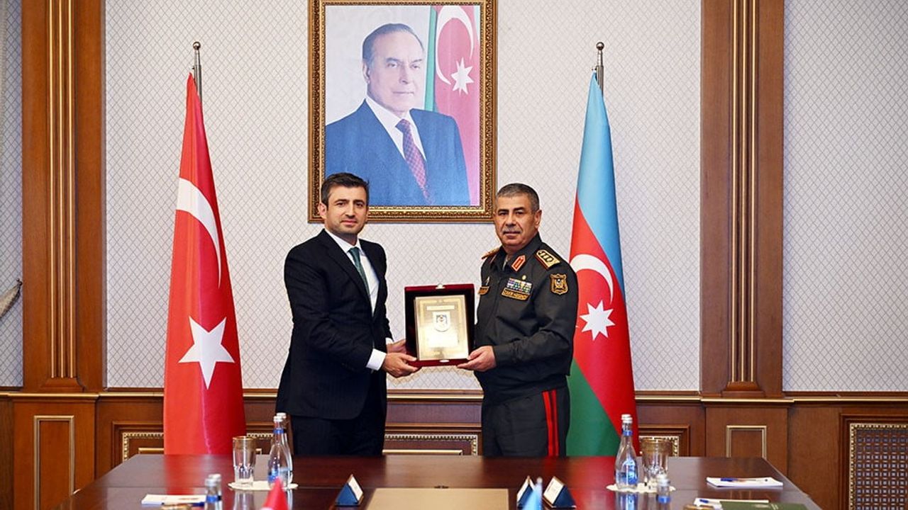 Baykar yönetim kurulu başkanı Bayraktar, Azerbaycan savunma bakanı Hasanov ile görüştü