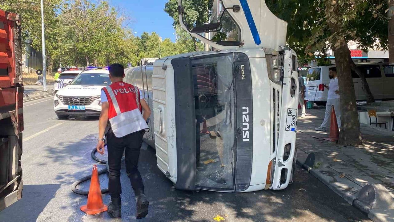 Bayrampaşa’da su tankeri araca çarparak devrildi: 1 kişi yaralandı, kaza anı kamerada