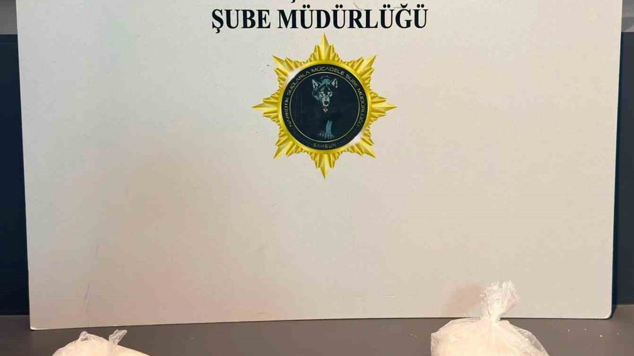 Bebek arabasının altında 1 kilo 210 gram metamfetaminle yakalanan çift tutuklandı