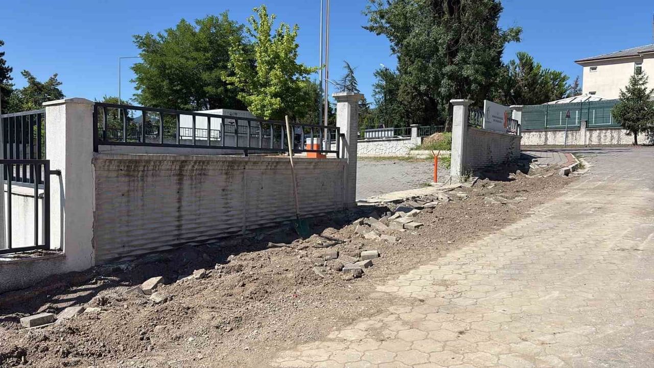 Belediye başkanının Tapu Müdürlüğü önündeki kazı gerginliği artırdı