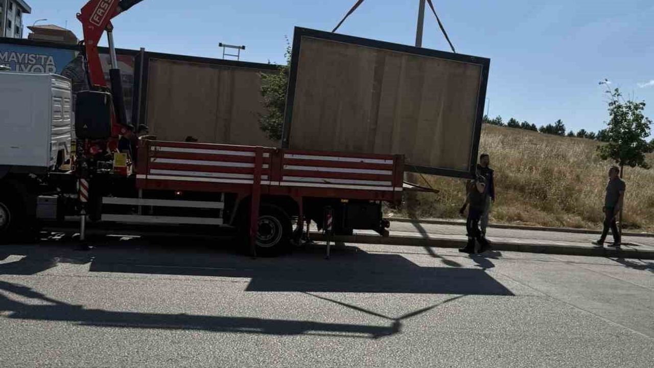 Belediyecilikte koordinasyon iddiası: AK Parti Tepebaşı ilçe başkanı Serhat Tunç'un billboard eleştirisi
