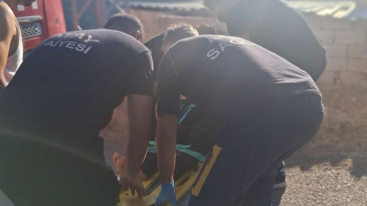 Belen'de direksiyon hakimiyetini kaybeden hafif ticari araç evin bahçesine girdi
