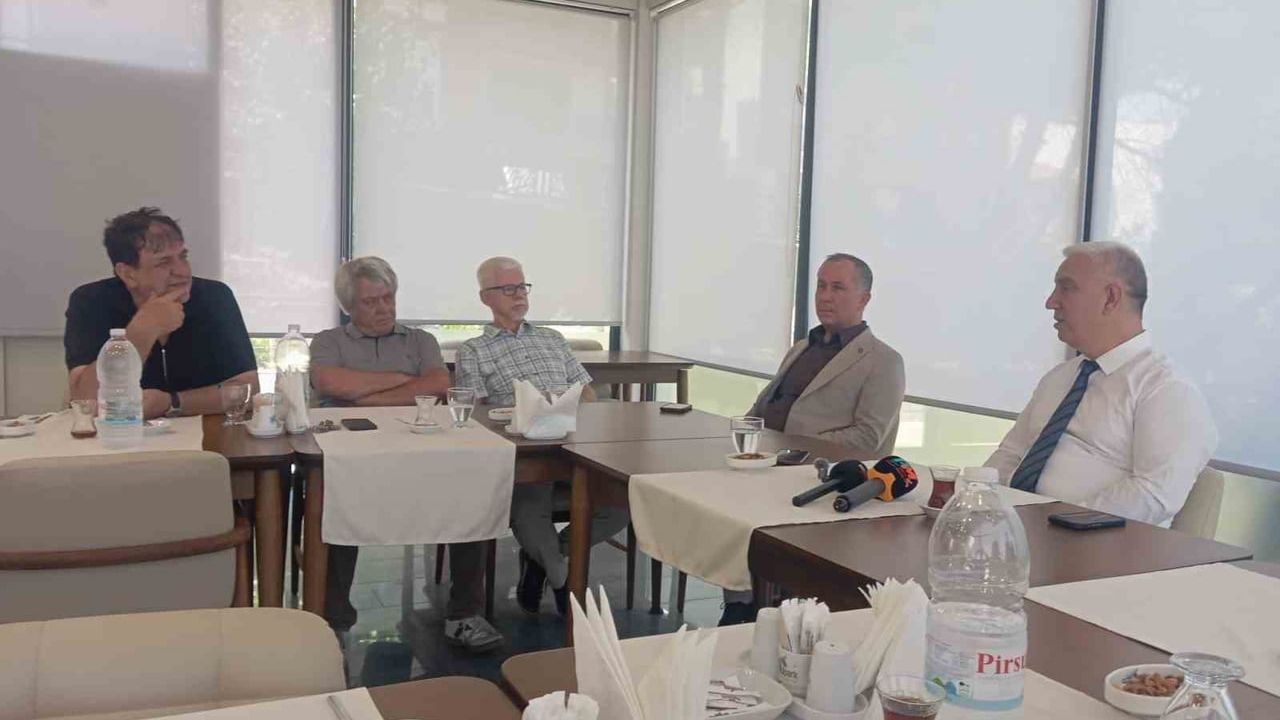Bergama'da başkan ve 19 meclis üyesi yeni partiye katıldı