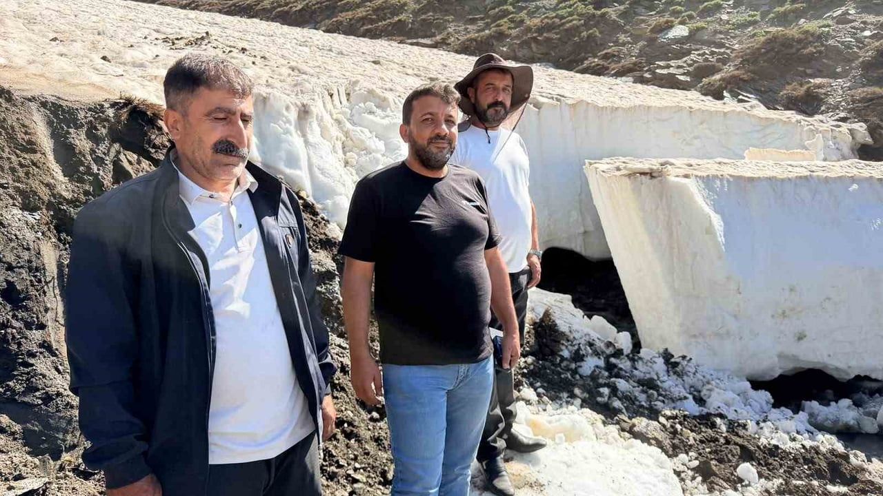 Berivanlar için karla mücadele: 3 bin 300 rakımlı mezra yolunda zorlu mesai