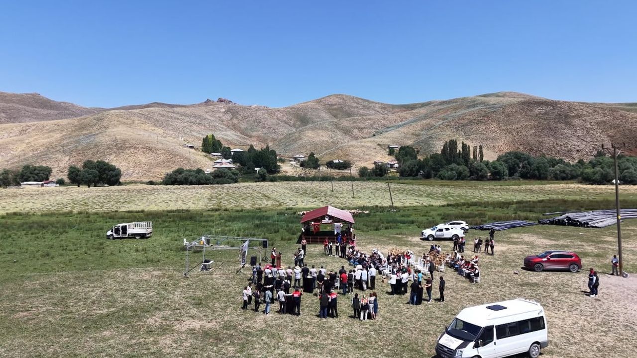 Berivanlara gölgelik: Yüksekova'da 11 günde kurulan sistematik sağım alanı