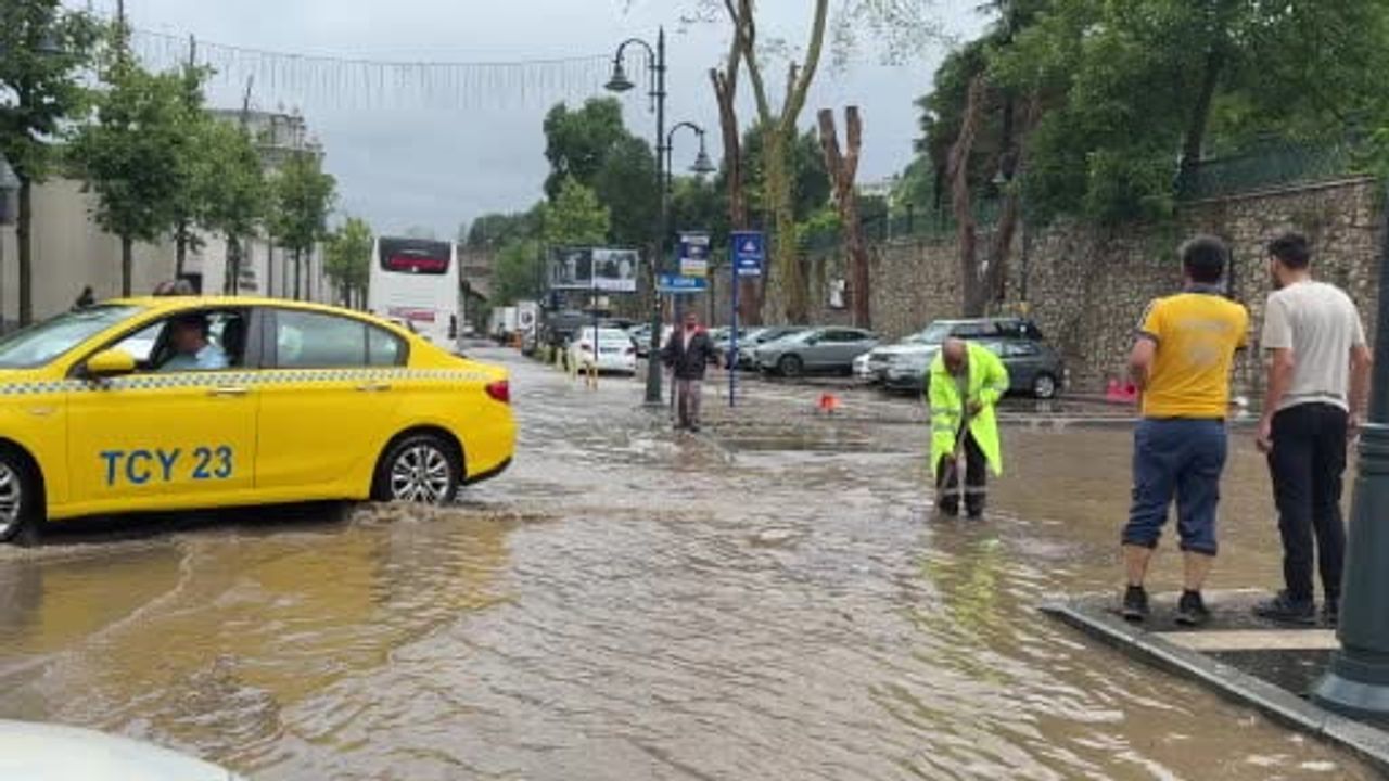 Beşiktaş’ta Çırağan Caddesi göle döndü: sürücüler zor anlar yaşadı