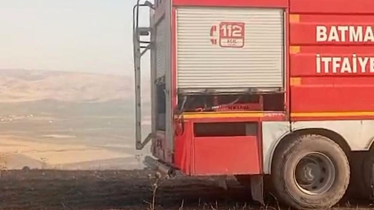 Beşiri'de tarlayı tehdit eden anız alevleri itfaiye tarafından durduruldu