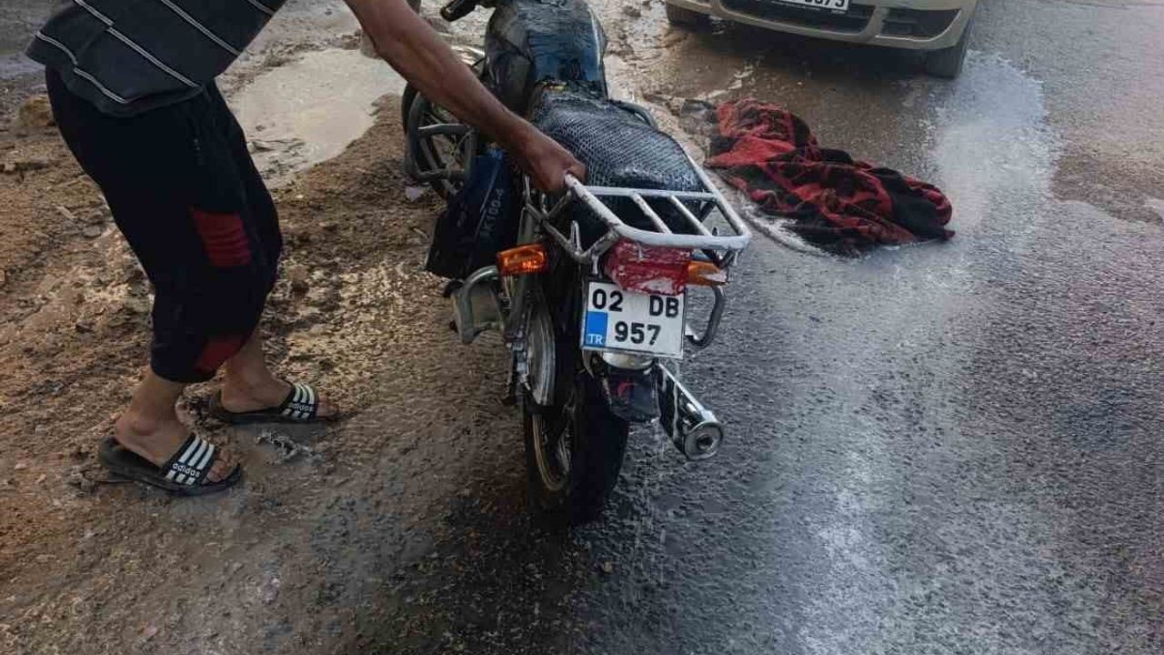 Besni'de motosiklet yangını itfaiye ekiplerince söndürüldü