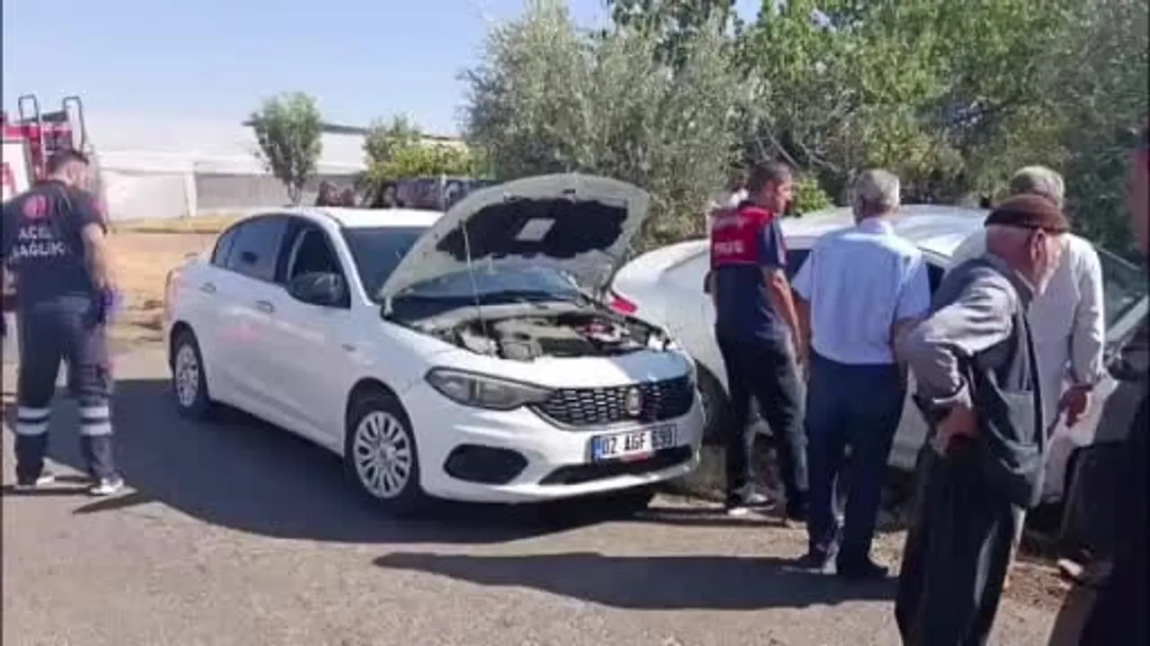 Besni kavşağında iki otomobil çarpıştı: üç kişi yaralandı